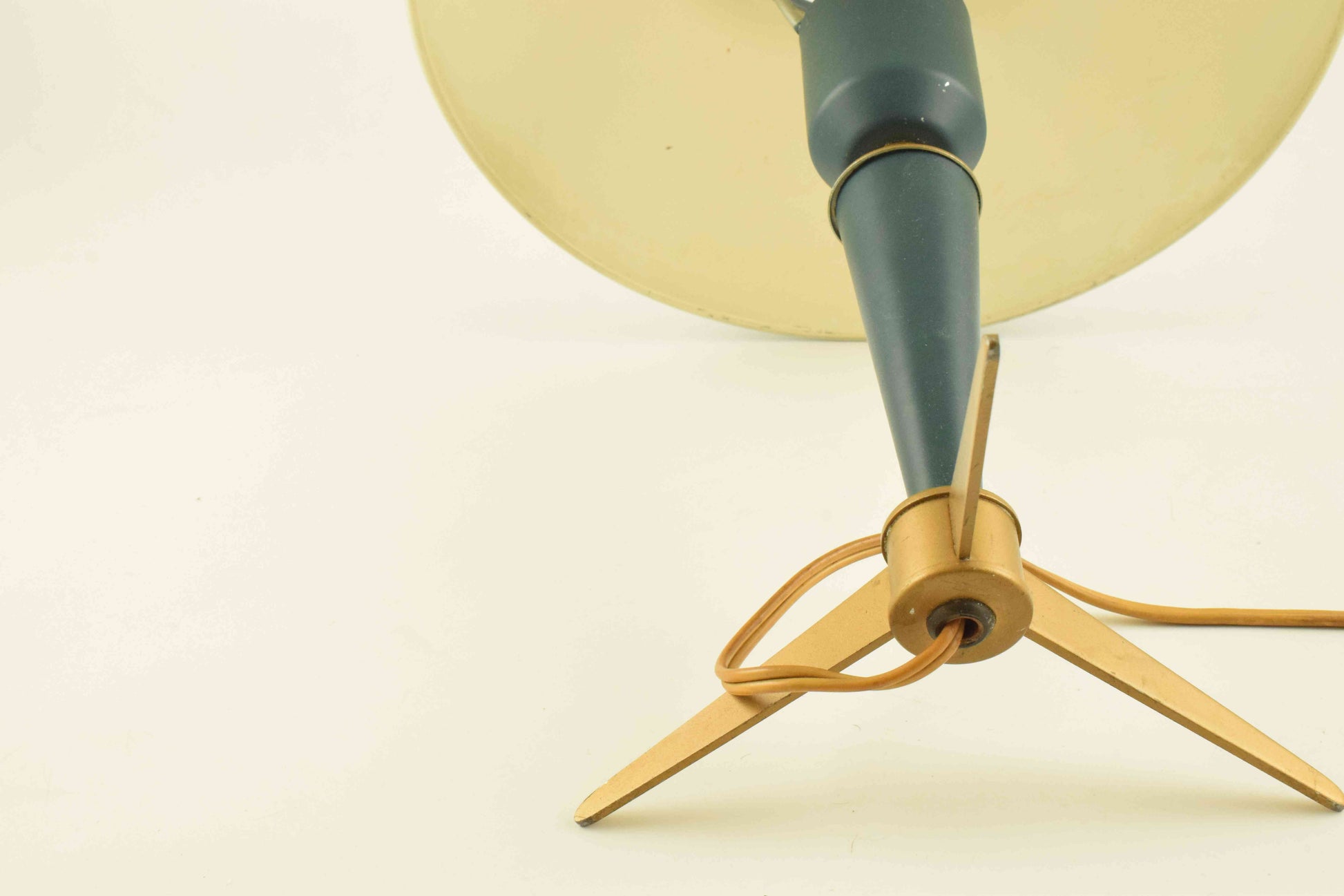 space age, louis kalff, gerald thurston, Henry Dreyfuss, Charles Ray Eames, Jonathan Ive, bauhaus, ufo desk lamp, lento hammerborg, henningsen ph5, jielde boulanger, stilnovo sciolari, industrial tablelamp