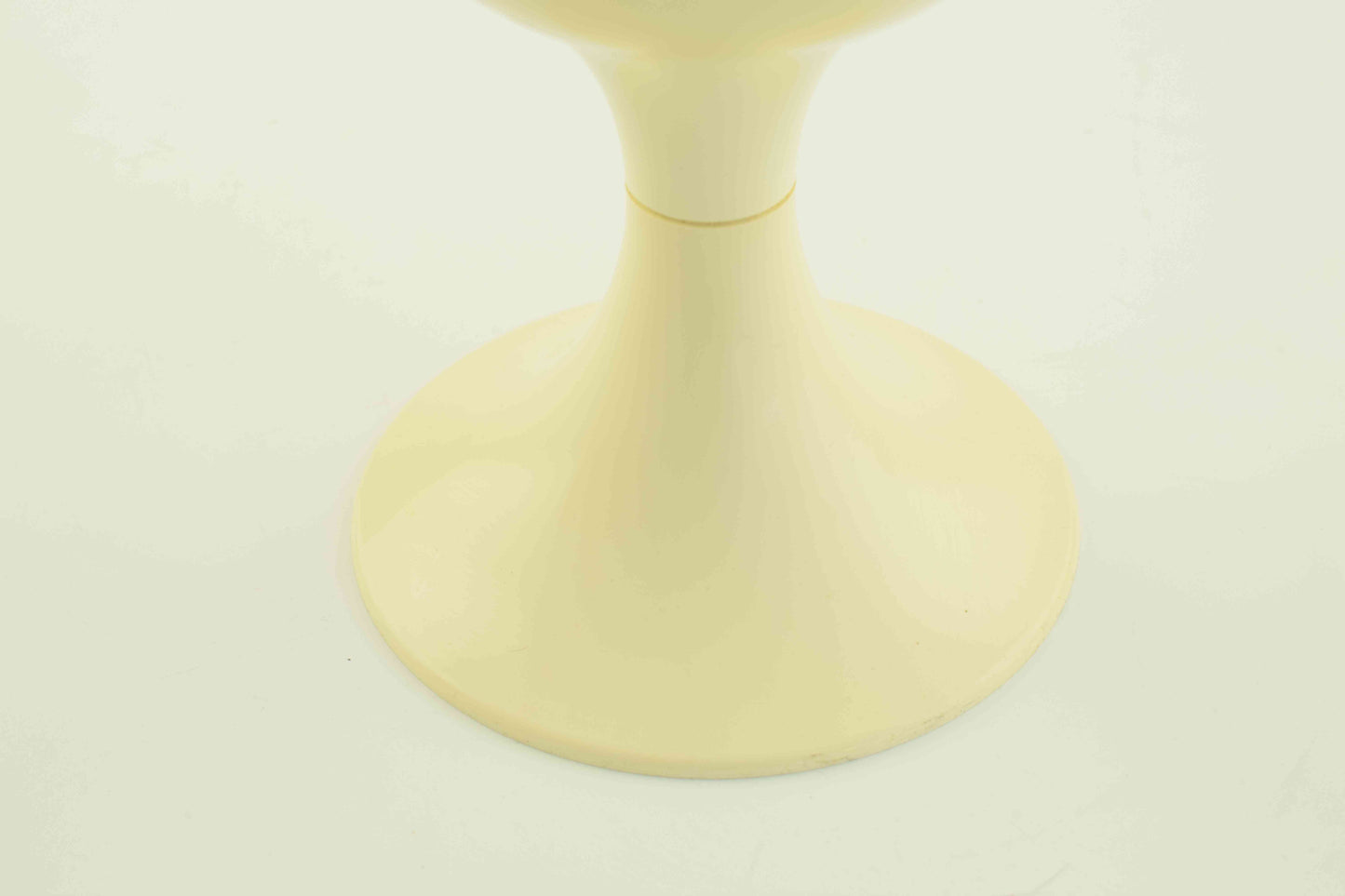 Blessing alarm clock, white pedestal tulip shape, made in Germany. Space age era, made of plastic from the early 1970S