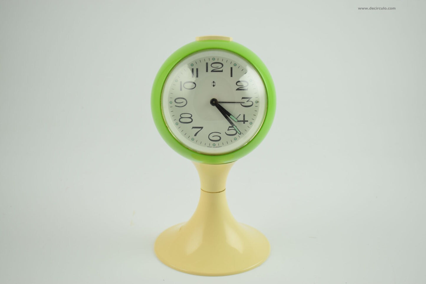 Green white Blessing clock, white pedestal tulip shape, west germany. Space age era, made of plastic from the early 1970s