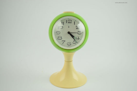 Reloj Blessing verde y blanco, forma de tulipán con pedestal blanco, Alemania occidental. Era espacial, hecha de plástico desde principios de los años 1970