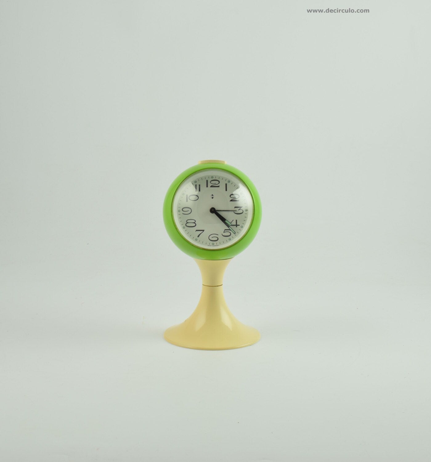 Green white Blessing clock, white pedestal tulip shape, west germany. Space age era, made of plastic from the early 1970s