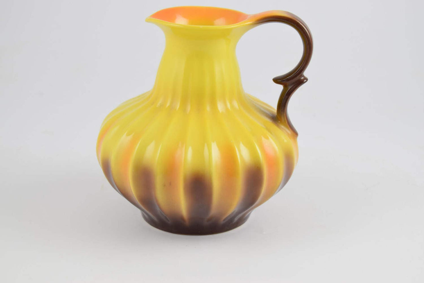 Art Deco keramische vaas, gele vaas van mosa maastricht