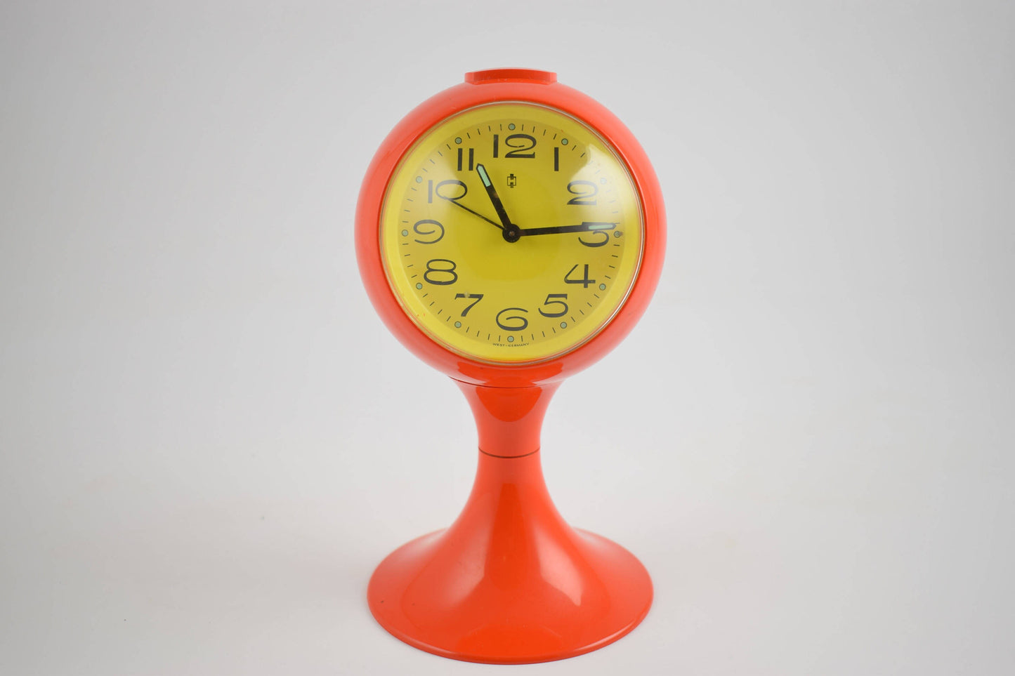 Orange yellow Blessing clock, orange pedestal tulip shape, west germany. Space age era, made of plastic from the early 1970s