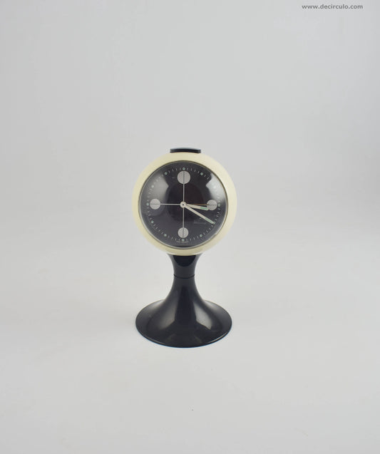 Reloj despertador Blessing con pedestal en forma de tulipán en blanco y negro, fabricado en Alemania. Era espacial, hecha de plástico desde principios de los años 1970