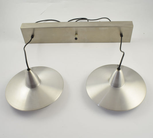 Twee aluminium hanglampen, plus metalen staaf, in de vorm van een ufo van het Nederlandse ontwerpbureau Hala.