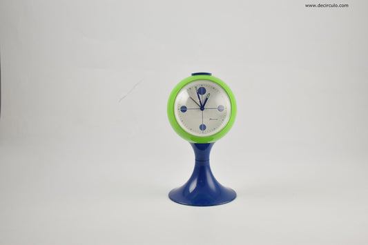 Reloj despertador Blessing con pedestal en forma de tulipán en color verde claro y azul, fabricado en Alemania. Era espacial, hecha de plástico desde principios de los años 1970