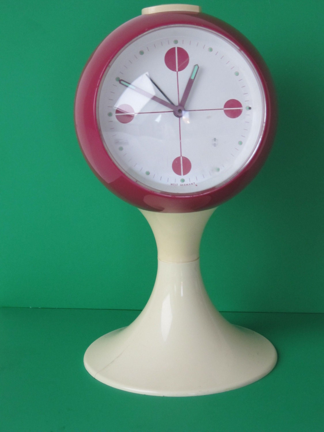 Reloj despertador retro de pedestal de los años setenta.