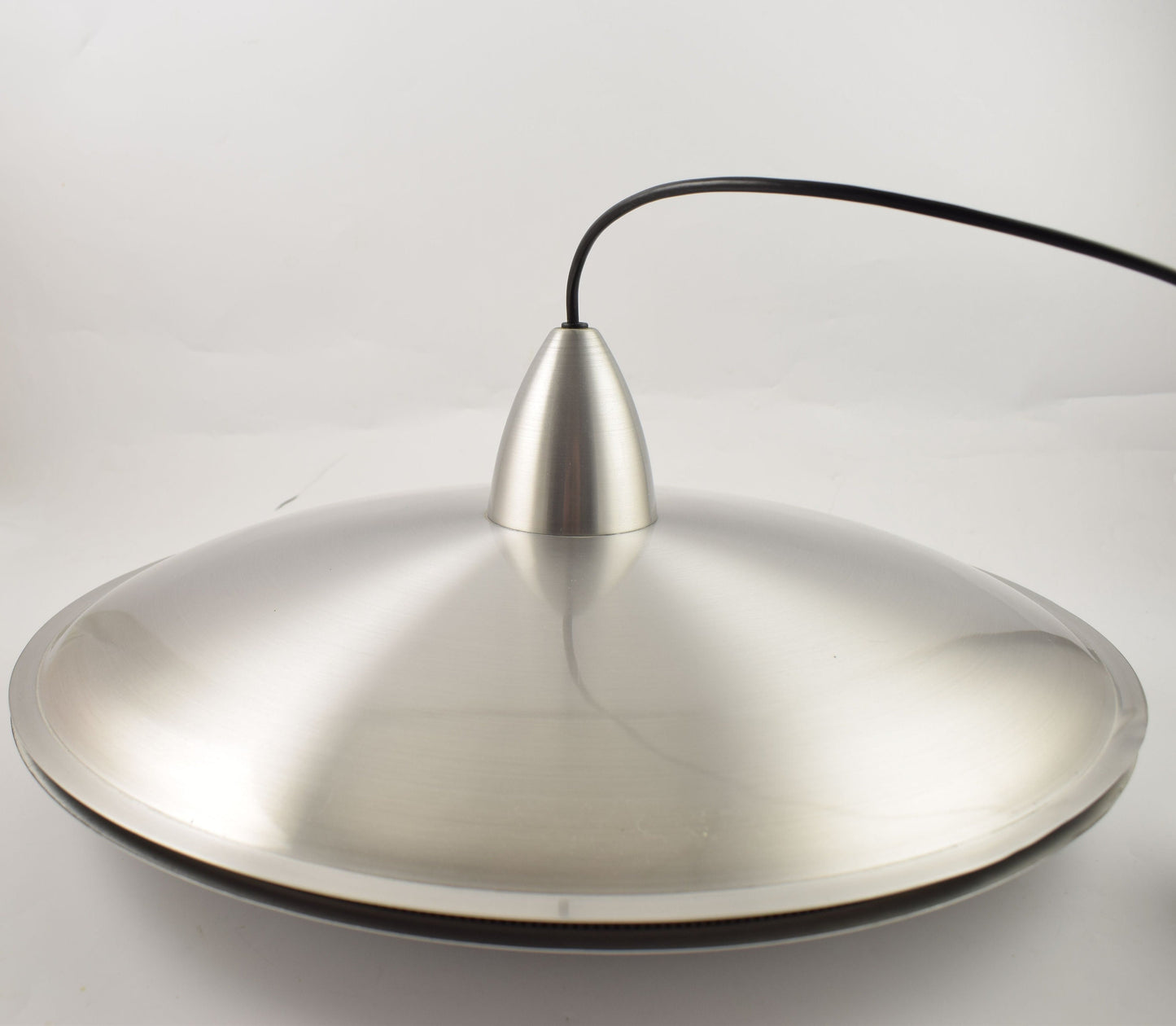 Hala design grote aluminium hanglamp in de vorm van een ufo van het Nederlandse ontwerpbureau Hala.