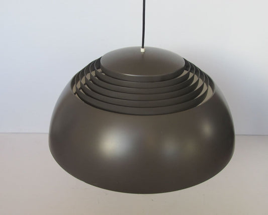 Gereserveerd voor H. Arne Jacobsen AJ Royal plafondlamp, voor de Scandinavische fabrikant Louis Poulsen, bekend als AJ Royal Pendel