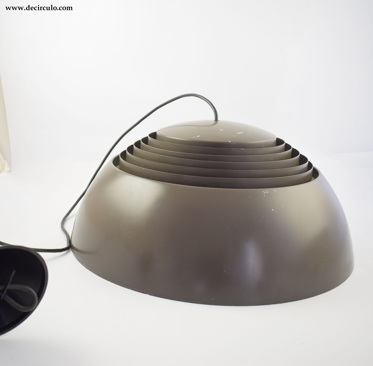 Arne Jacobsen AJ Royal plafondlamp, voor de Scandinavische fabrikant Louis Poulsen, bekend als AJ Royal Pendel donkerbruin/antraciet