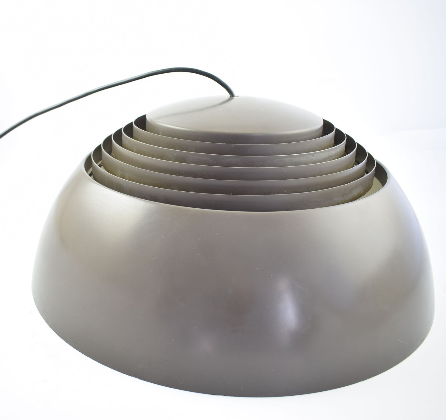 Arne Jacobsen AJ Royal plafondlamp, voor de Scandinavische fabrikant Louis Poulsen, bekend als AJ Royal Pendel donkerbruin/antraciet