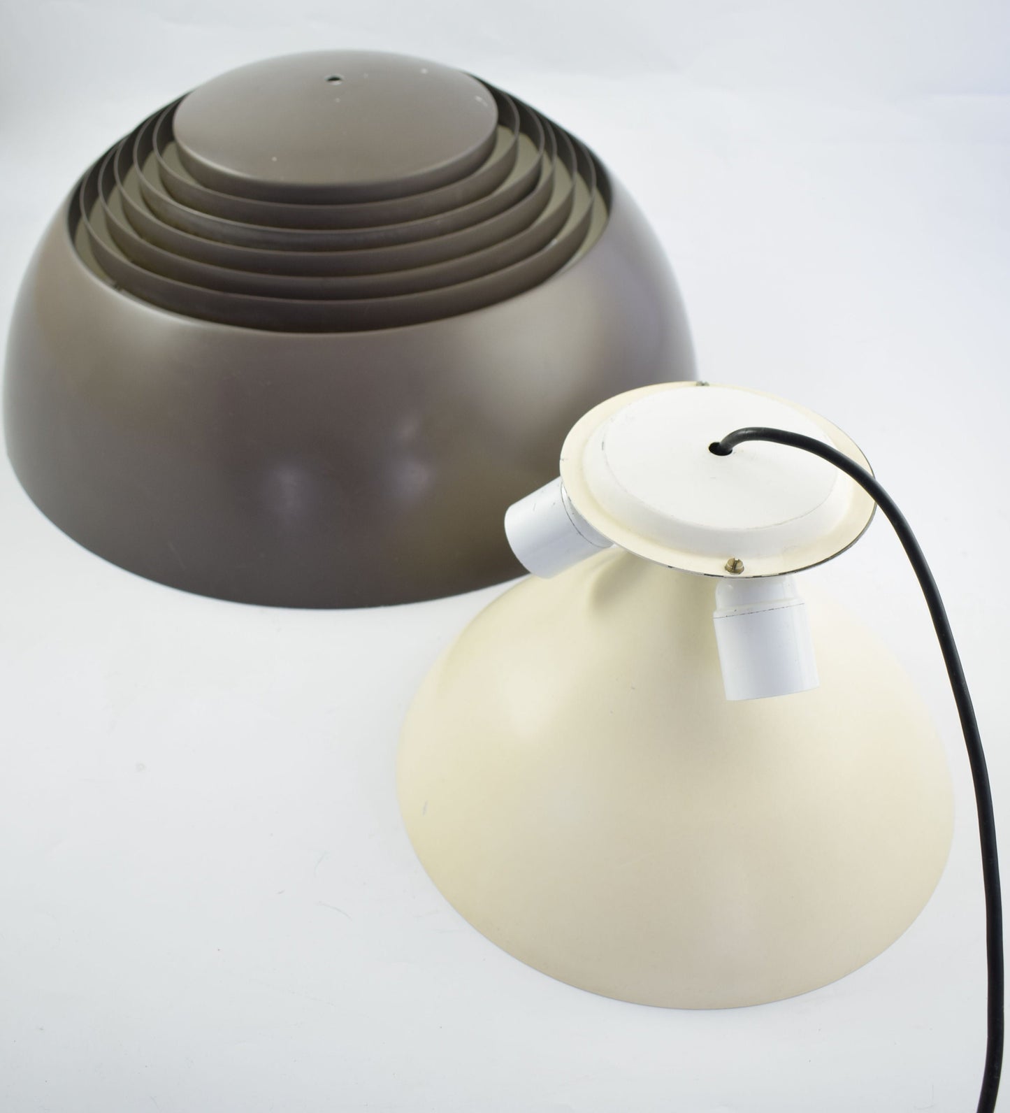 Arne Jacobsen AJ Royal plafondlamp, voor de Scandinavische fabrikant Louis Poulsen, bekend als AJ Royal Pendel donkerbruin/antraciet