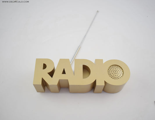 WERKT NIET Radio radio Model in de vorm van het woord radio.