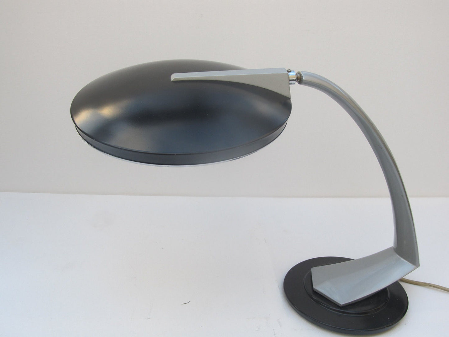 FASE BOOMERANG vintage bureaulamp, bekende design tafellamp uit Spanje