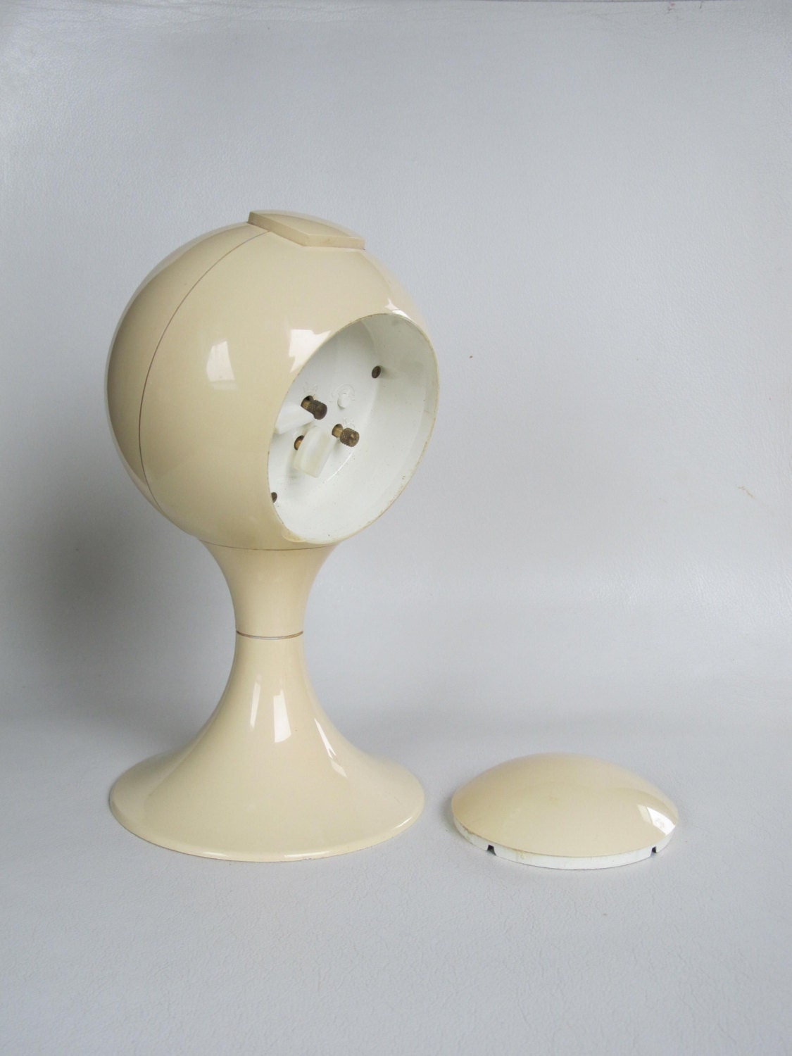 Blessing alarm clock, pedestal tulip shape, made in Germany. Space age era plastic alarm clock from the early 1970s
