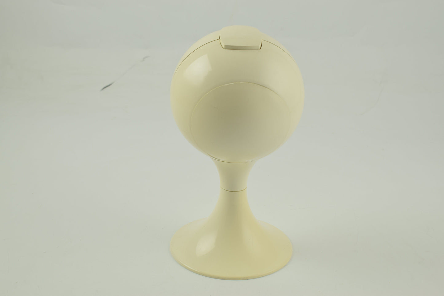 Blessing alarm clock, white pedestal tulip shape, made in Germany. Space age era, made of plastic from the early 1970S