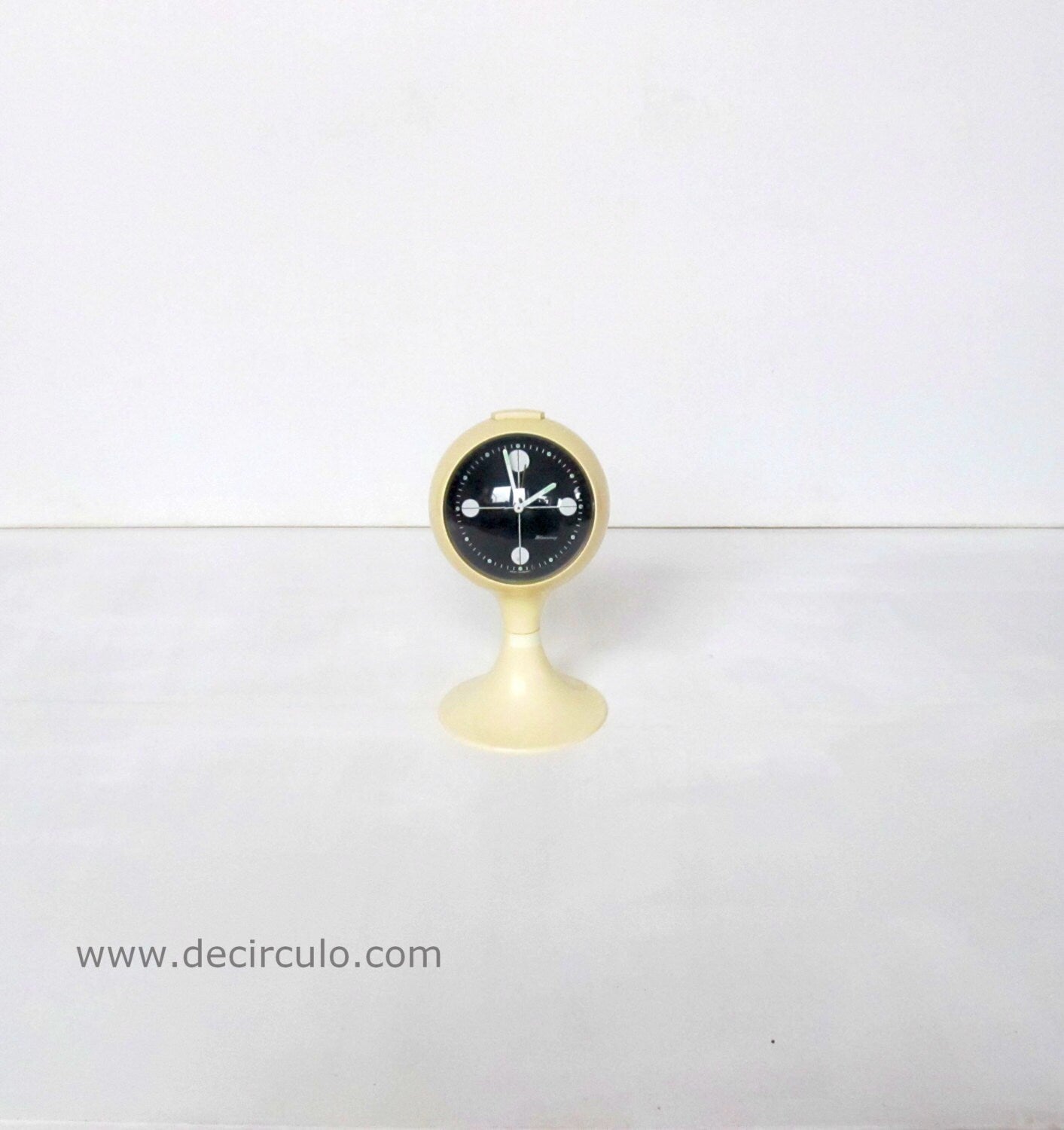 Blessing alarm clock, white pedestal tulip shape, made in Germany. Space age era, made of plastic from the early 1970s