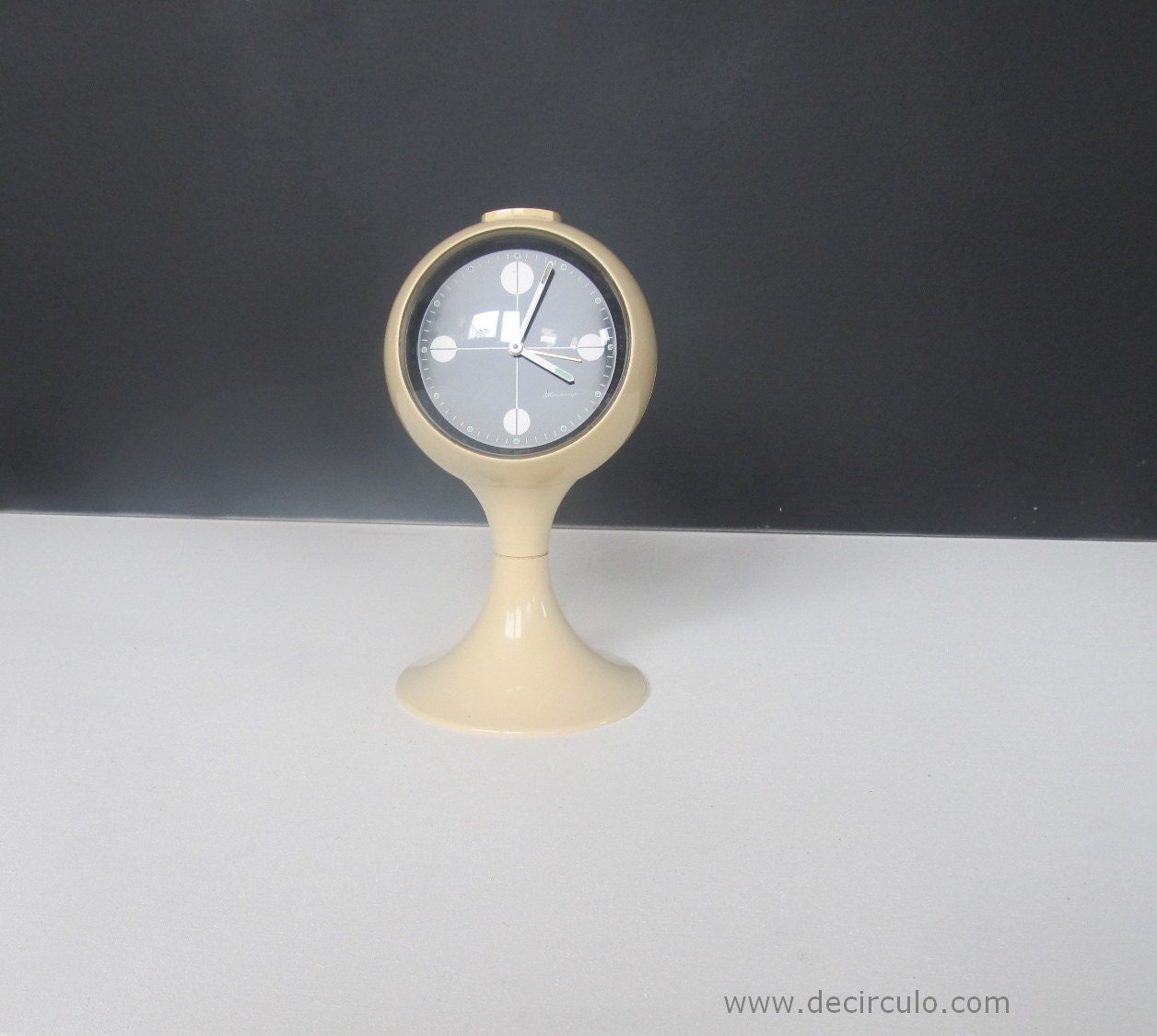 Blessing alarm clock, white pedestal tulip shape, made in Germany. Space age era, made of plastic from the early 1970s