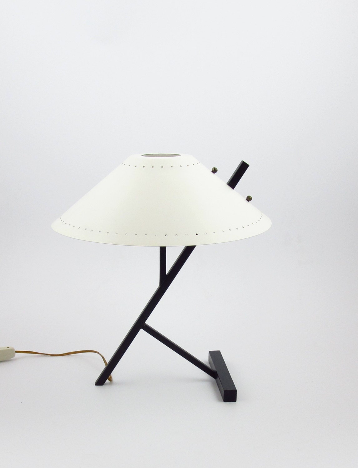 Preciosa lámpara de mesa de los años 50, lámpara de escritorio de metal blanco y aluminio.