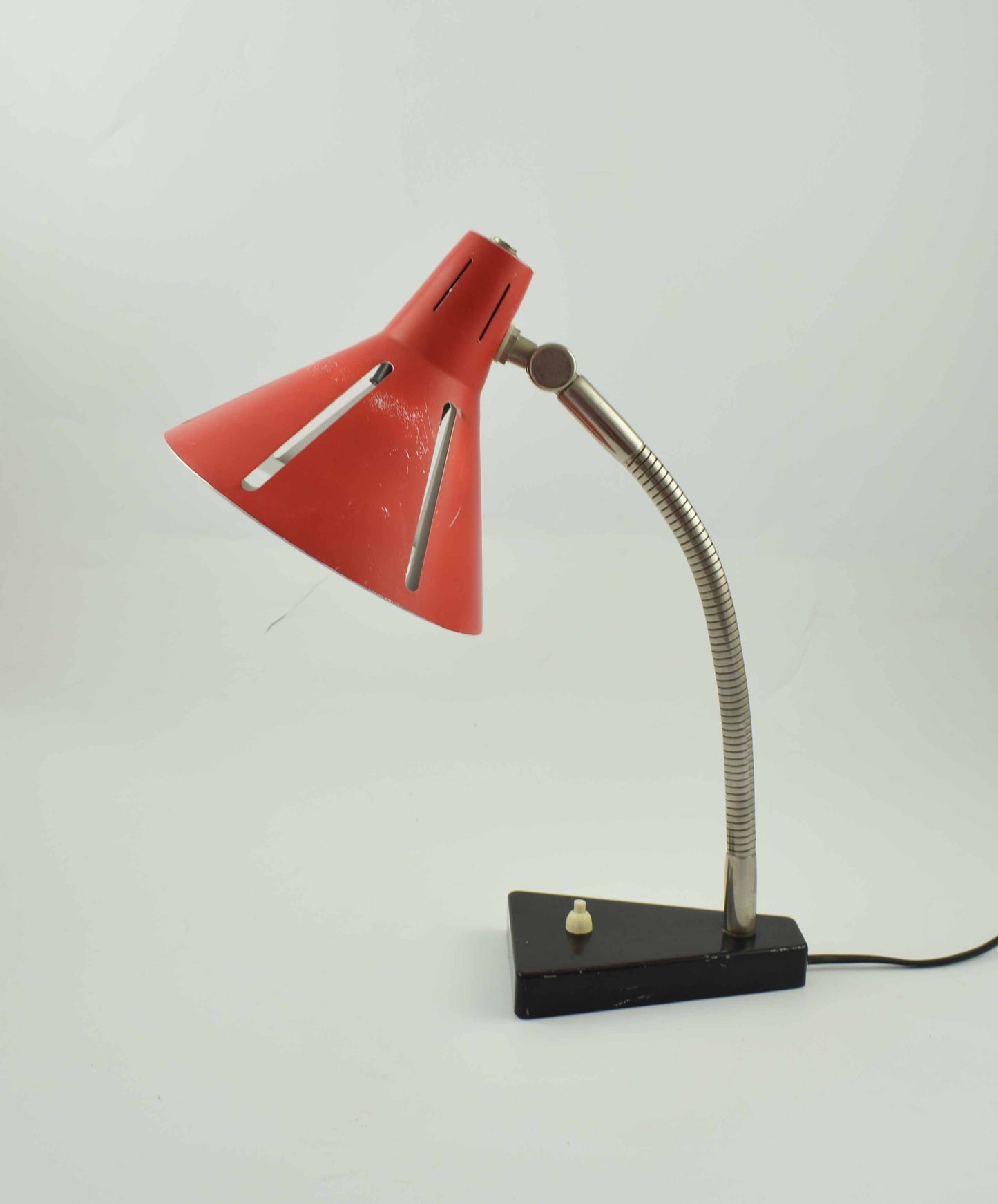 hala, zonneserie sunserie, table lamp red, industrial lamp, mid century modern, vintage lamp, raak desklamp, herman miller, eames vitra, pinocchio lamp, design lighting, dutch design icon, sun series