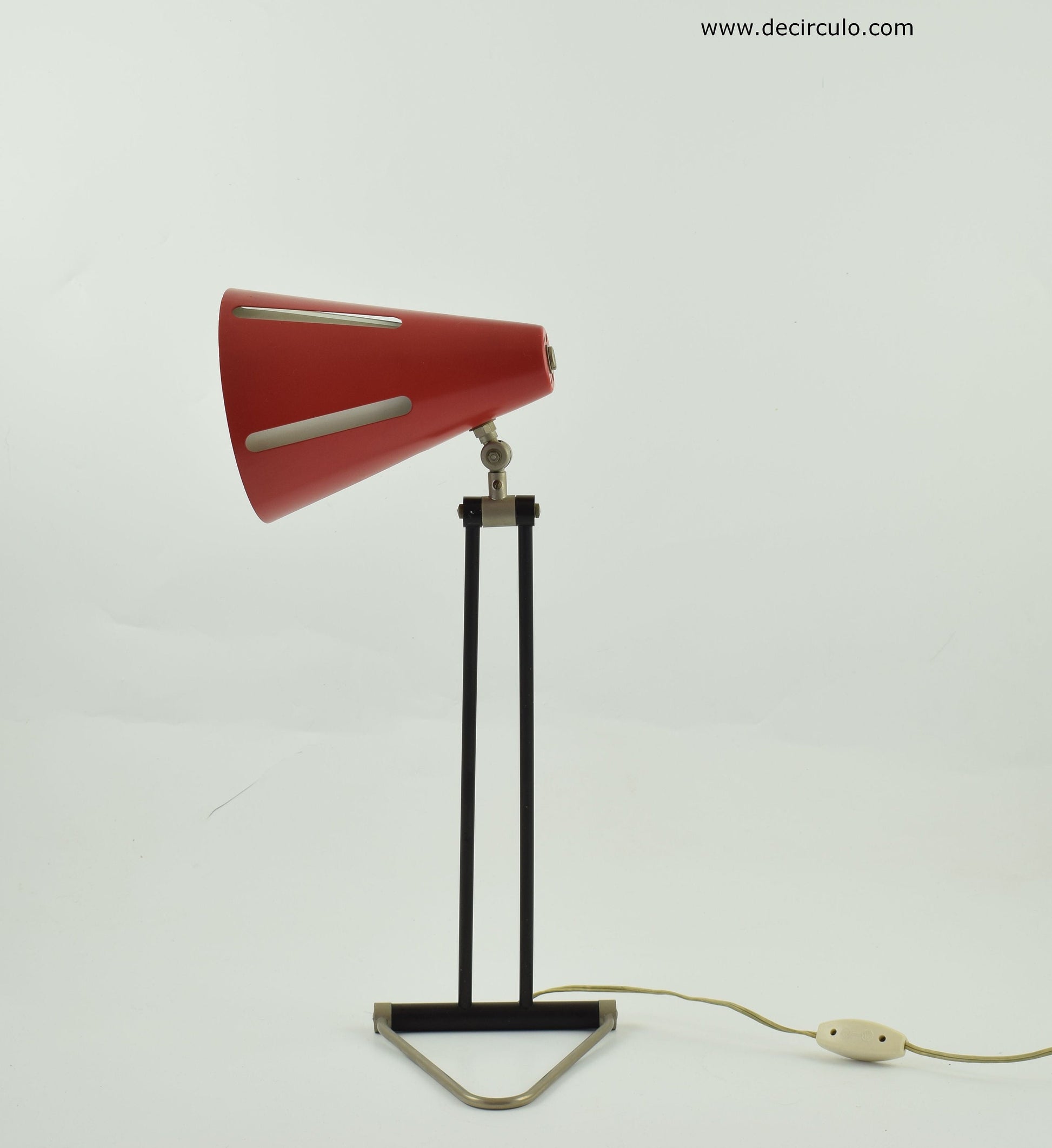 hala, zonneserie sunserie, table lamp red, industrial lamp, mid century modern, vintage lamp, raak desklamp, herman miller, eames vitra, pinocchio lamp, design lighting, 1950 lamp, dutch design icon