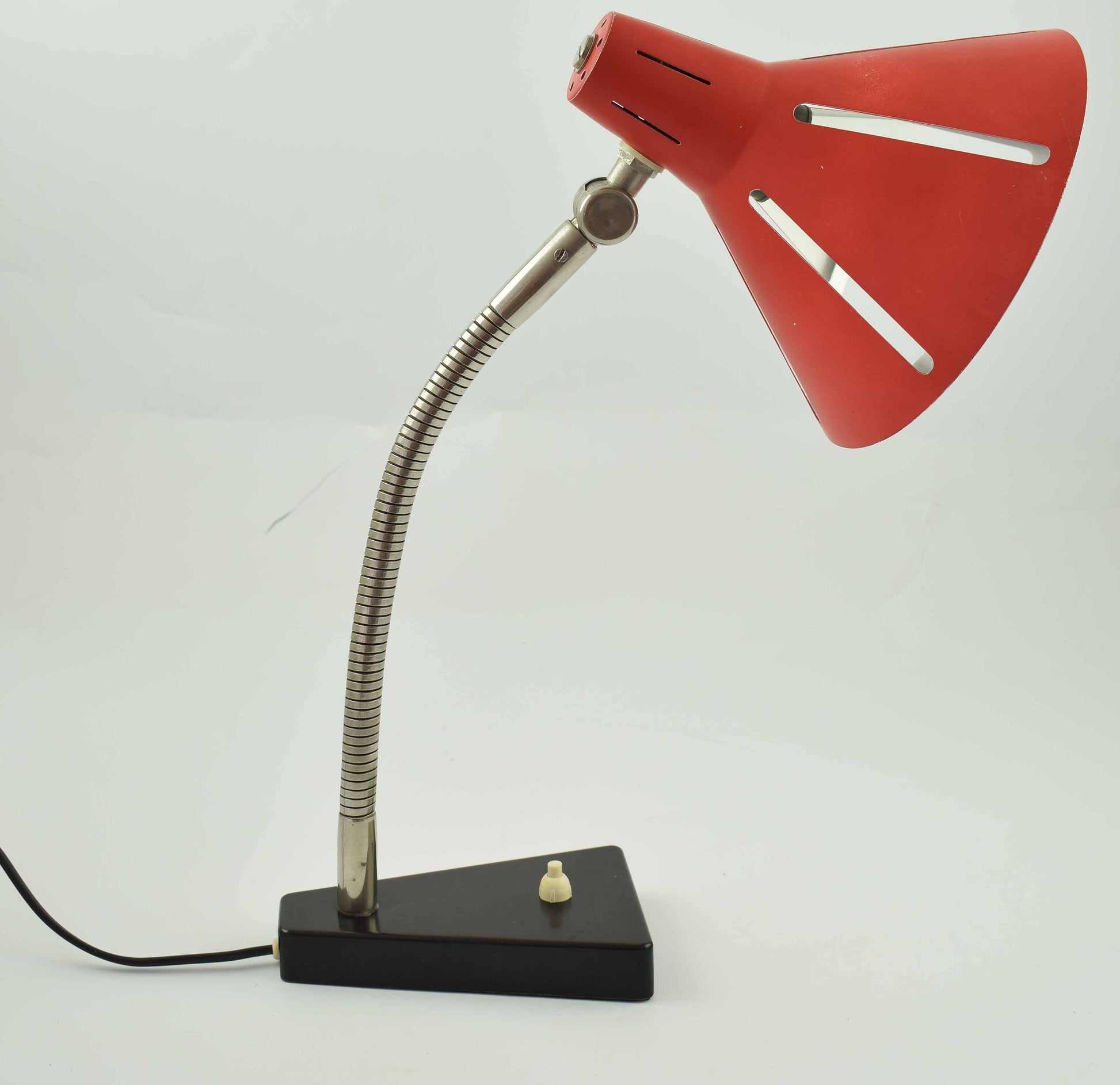 hala, zonneserie sunserie, table lamp red, industrial lamp, mid century modern, vintage lamp, raak desklamp, herman miller, eames vitra, pinocchio lamp, design lighting, dutch design icon, sun series